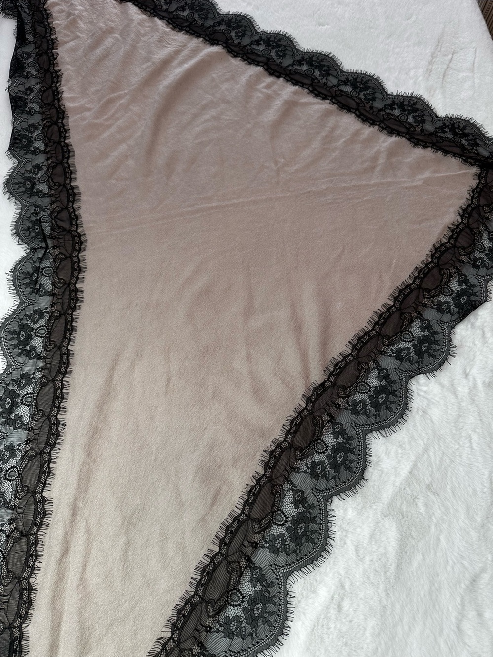 La Fiorentina Taupe Wrap with Black Floral Lace Edging triangle - Picture 9 of 12